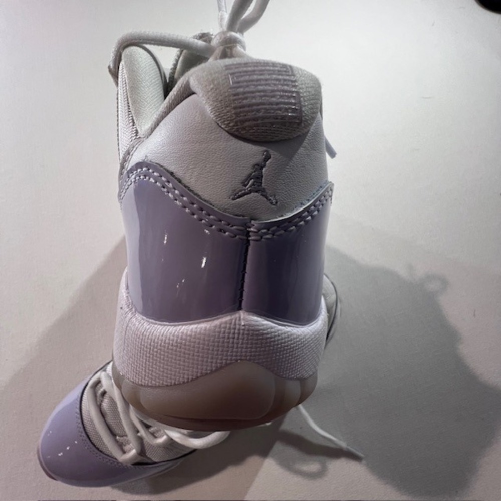 Jordan Air Jordan 11 Retro Low Mens 7.5 Pure Violet White Good AH7860-101